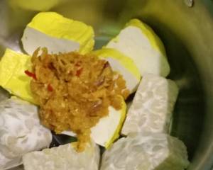 Campur bumbu dengan tempe dan tahu