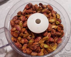 Menghaluskan Pistachio