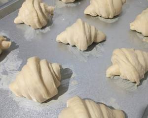 Proses menggulung croissant